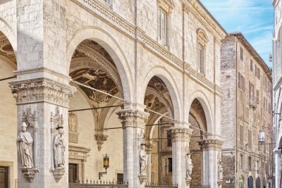 Belles colonnes anciennes en Italie