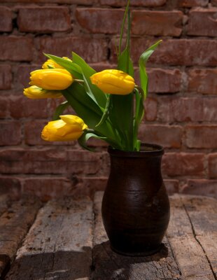 Belles tulipes jaunes dans un vase