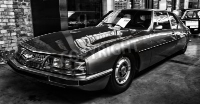 Papier peint  BERLIN - 11 mai: Un coupé haute performance Citroen SM (noir et blanc), vue de face, 26 Oldtimer-Tage Berlin-Brandebourg, le 11 mai 2013 à Berlin, Allemagne