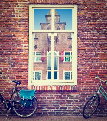 Bicyclettes devant une fenêtre à Amsterdam