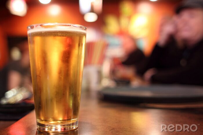 Papier peint  Bière dans un verre sur un bar