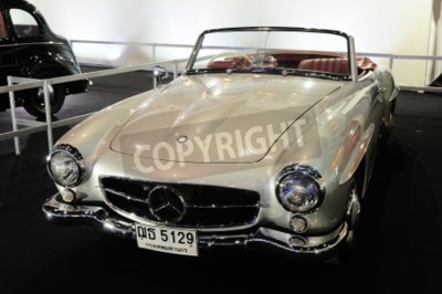 Papier peint  BKK - Dec 28: Mercedes Benz 190 SL, Vintage voiture décapotable, sur l'affichage à la Thaïlande International Expo Motor 2013 le 28 Novembre 2013, à Bangkok, en Thaïlande.