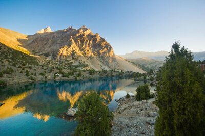 bleu lac de montagne au lever du soleil