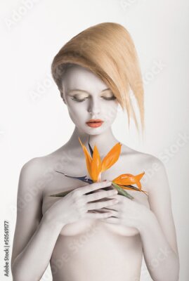 Papier peint  Bodypainting. Femme énigmatique - fleur Strelitzia. Painted Skin