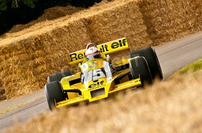 Papier peint  Bolide jaune sur fond de paille