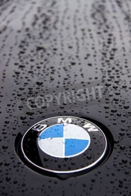 Papier peint  Bonnet et l'insigne d'une BMW Série 1 noir avec des gouttes de pluie