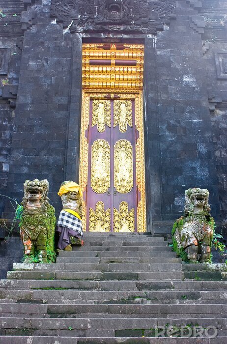 Papier peint  Bouddhiste entrée temple avec d'anciennes portes d'or