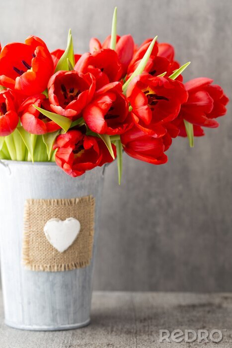Papier peint  Bouquet rouge de tulipes dans un seau