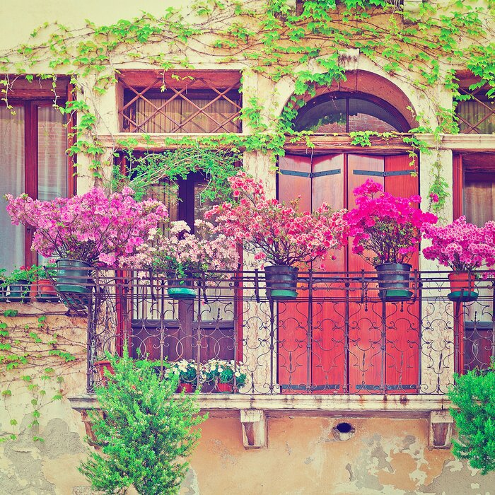 Papier peint  Bouquets colorés sur un balcon