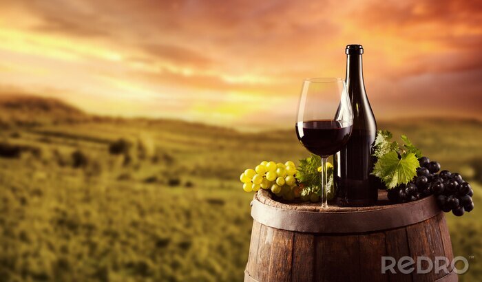 Papier peint  Bouteille de vin rouge et du verre sur baril wodden