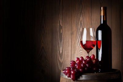 Bouteille et verre de vin rouge avec des raisins