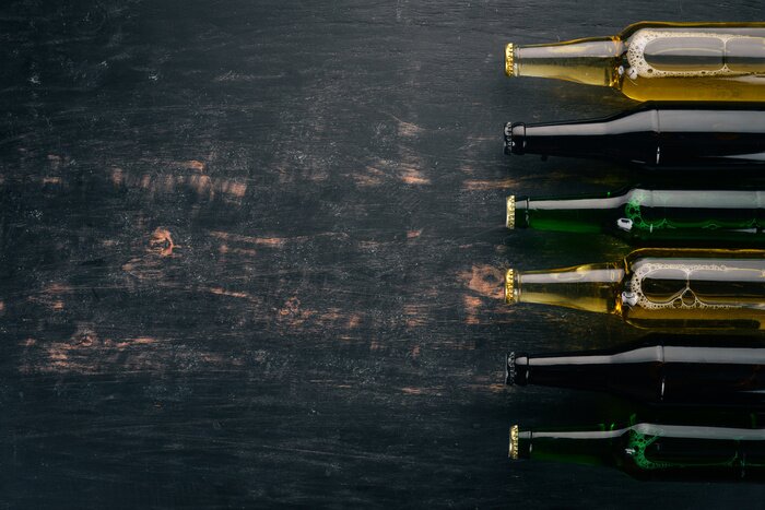 Papier peint  Bouteilles de bière sur une vieille table