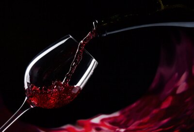 Bouteilles et verres de vin rouge