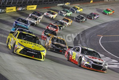 Papier peint  Bristol, TN - 19 avril 2015: Les équipes NASCAR Sprint Cup Series prendre la piste pour le Food City 500 sur le Bristol Motor Speedway à Bristol, TN.