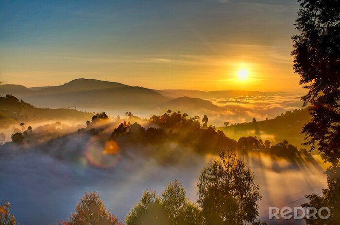 Papier peint  Brume dans les montagnes au lever du soleil