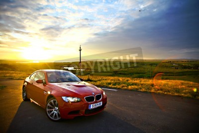 Papier peint  Bucarest, Roumanie - 3 Juillet, 2013: Une voiture BMW M3 conduit à travers un beau paysage, au coucher du soleil. La BMW M3 est une version haute performance de la BMW Série 3, développé par la divisi