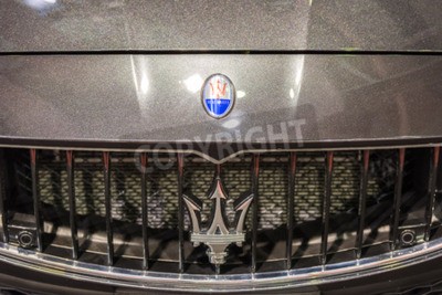 Papier peint  BUCAREST, ROUMANIE - 31 octobre 2014: Maserati Inscrivez rapproché. Maserati est un fabricant de voitures de luxe italienne établie en 1914 à Bologne et son emblème est un trident.