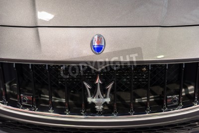 Papier peint  BUCAREST, ROUMANIE - 31 octobre 2014: Maserati Inscrivez rapproché. Maserati est un fabricant de voitures de luxe italienne établie en 1914 à Bologne et son emblème est un trident.
