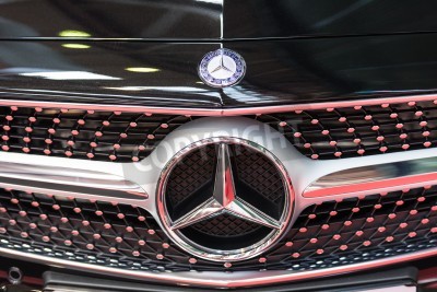 Papier peint  BUCAREST, ROUMANIE - 31 octobre 2014: Mercedes Benz Inscrivez rapproché. Fondée en 1926, est un fabricant d'automobile de luxe allemand, une division multinationale du constructeur allemand Daimler AG