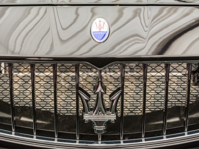 Papier peint  Bucarest, Roumanie - 4 avril 2014 Maserati Inscrivez rapproché Maserati est un fabricant de voitures de luxe italienne établie en 1914 à Bologne et son emblème est un trident