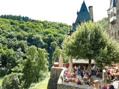 Papier peint  BURG ELTZ, ALLEMAGNE - 12 août 2014: les touristes dans le château d'Eltz dessus de la rivière de la Moselle, en Allemagne. Le château est toujours détenue par une branche de la même famille qui vivai