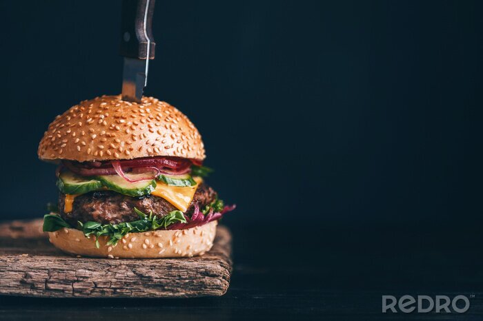 Papier peint  Burger avec un couteau enfoncé