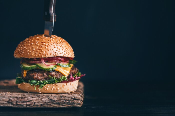 Papier peint  Burger avec un couteau enfoncé