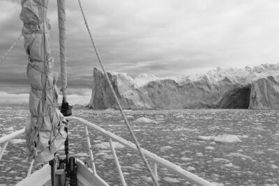 Papier peint  BW Voilier dans les eaux antarctiques avec paysage majestueux
