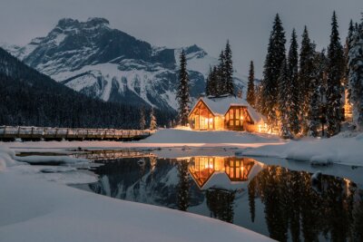 Cabane d'hiver à la montagne au bord du lac