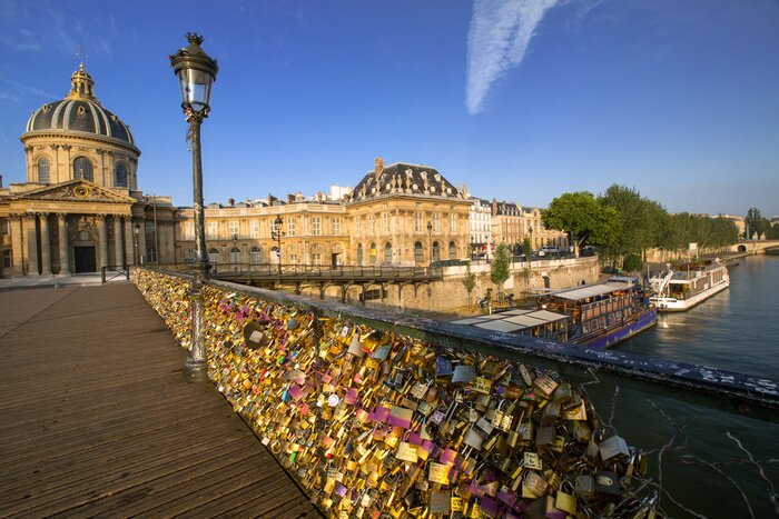 Papier peint  Cadenas sur un pont et immeubles à Paris
