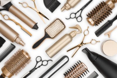 Cadre complet d'outils de coiffeur professionnel sur fond blanc