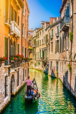 Canal à Venise avec une gondole