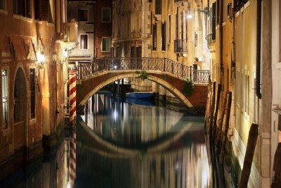 Papier peint  Canal vénitien la nuit