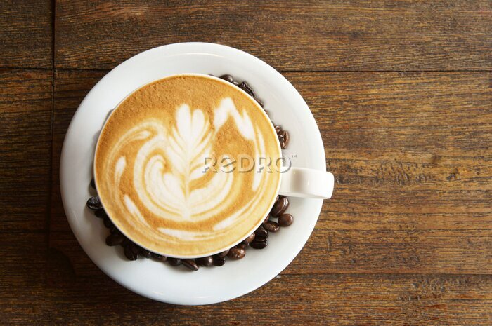 Papier peint  caramel latte et les grains de café sur la table en bois