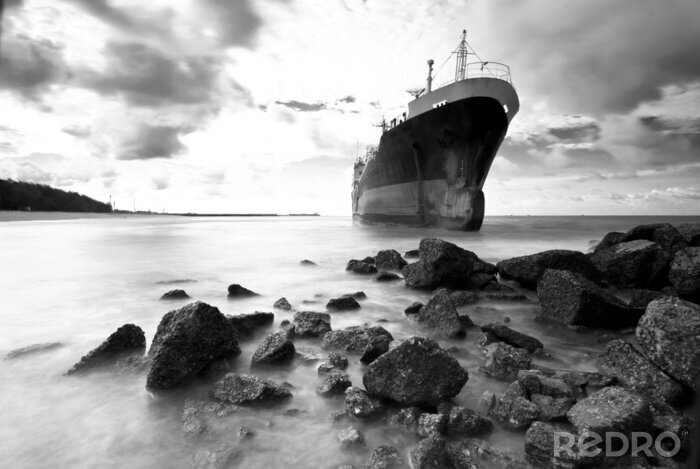 Papier peint  Cargo navire s'échouer sur le rivage de la côte rocheuse, noir et blanc