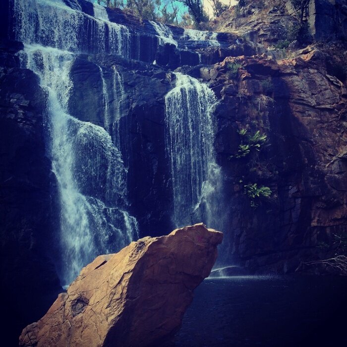 Papier peint  Cascade avec des couleurs sombres
