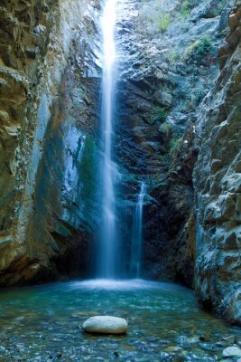 Cascade dans une forêt chypriote