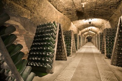 Papier peint  Cave à vin souterraine avec des bouteilles de vin