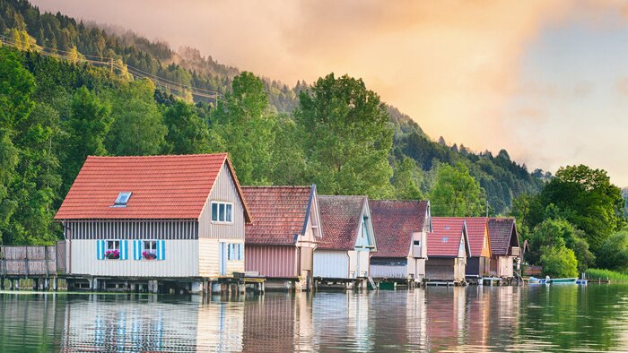 Papier peint  Chalets au bord de l'eau dans les montagnes