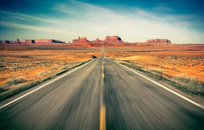 Champs désertiques le long de la route