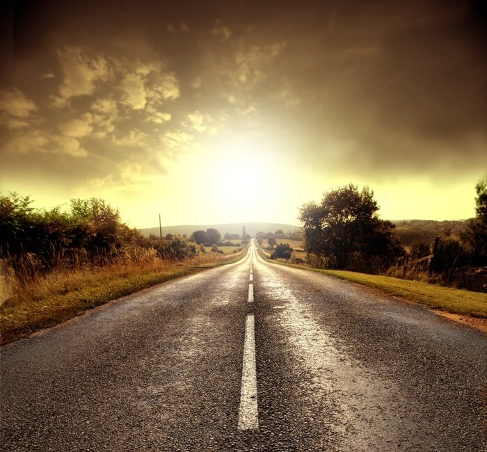 Papier peint  Champs et prairies au bord de la route asphaltée