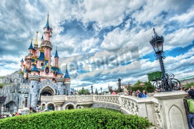 Papier peint  Château féerique coloré et pont