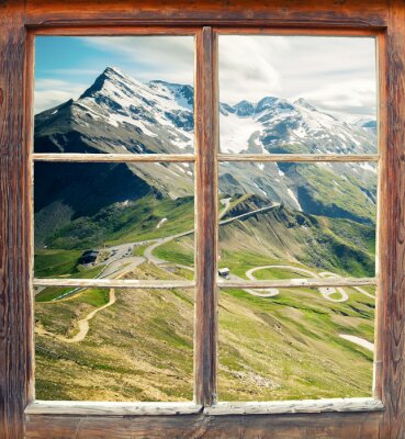 Chemin de montagne vu d'une fenêtre