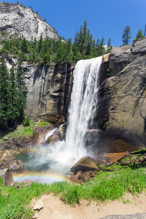 Papier peint  Chute d'eau dans les montagnes au printemps