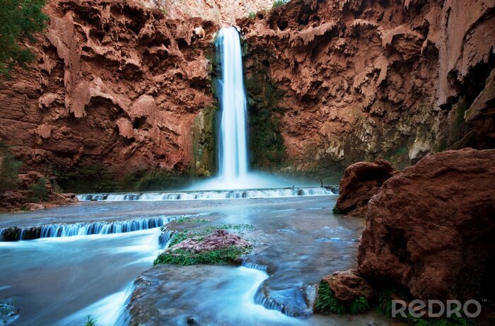 Papier peint  Chute d'eau et montagnes rouges
