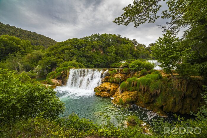 Papier peint  Chute d'eau et nuages d'orage