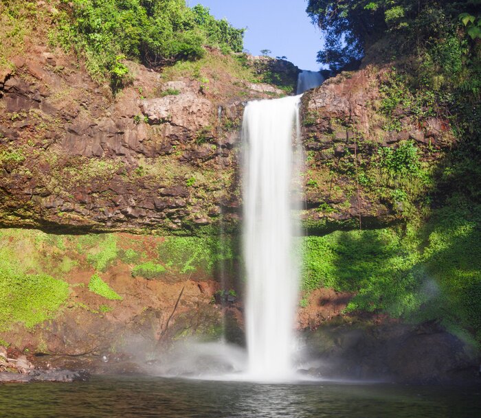 Papier peint  Chute d'eau par une journée ensoleillée