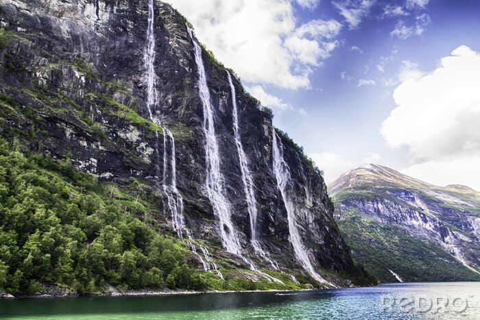 Papier peint  Chute d'eau s'écoulant dans un fjord