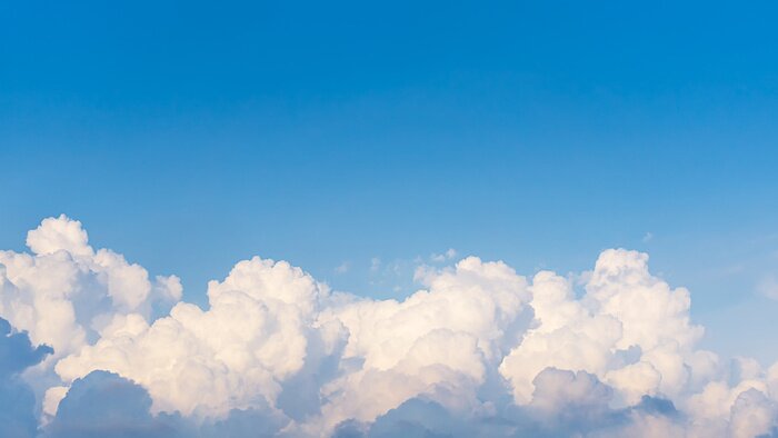 Papier peint  Ciel avec des nuages duveteux