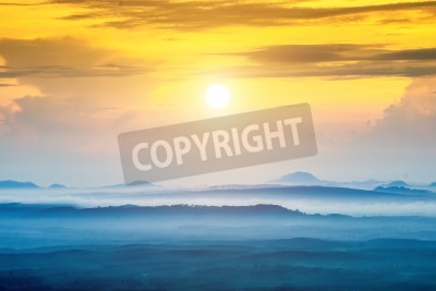 Papier peint  Ciel clair sur une chaîne de montagnes